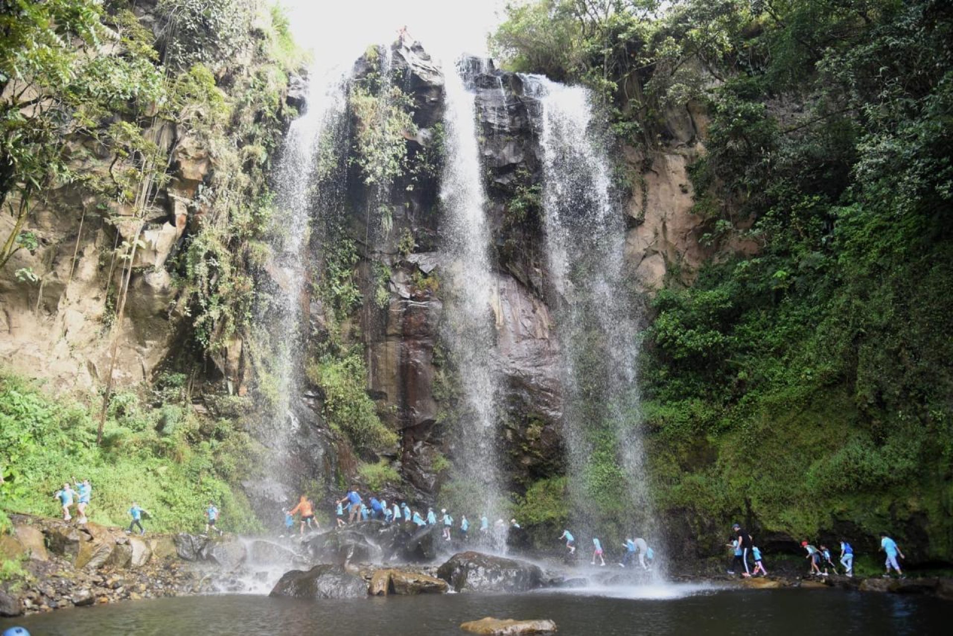Guía Definitiva: Elige tu Aventura en Baños de Agua Santa. Tour Completo vs. Ruta de las cascadas